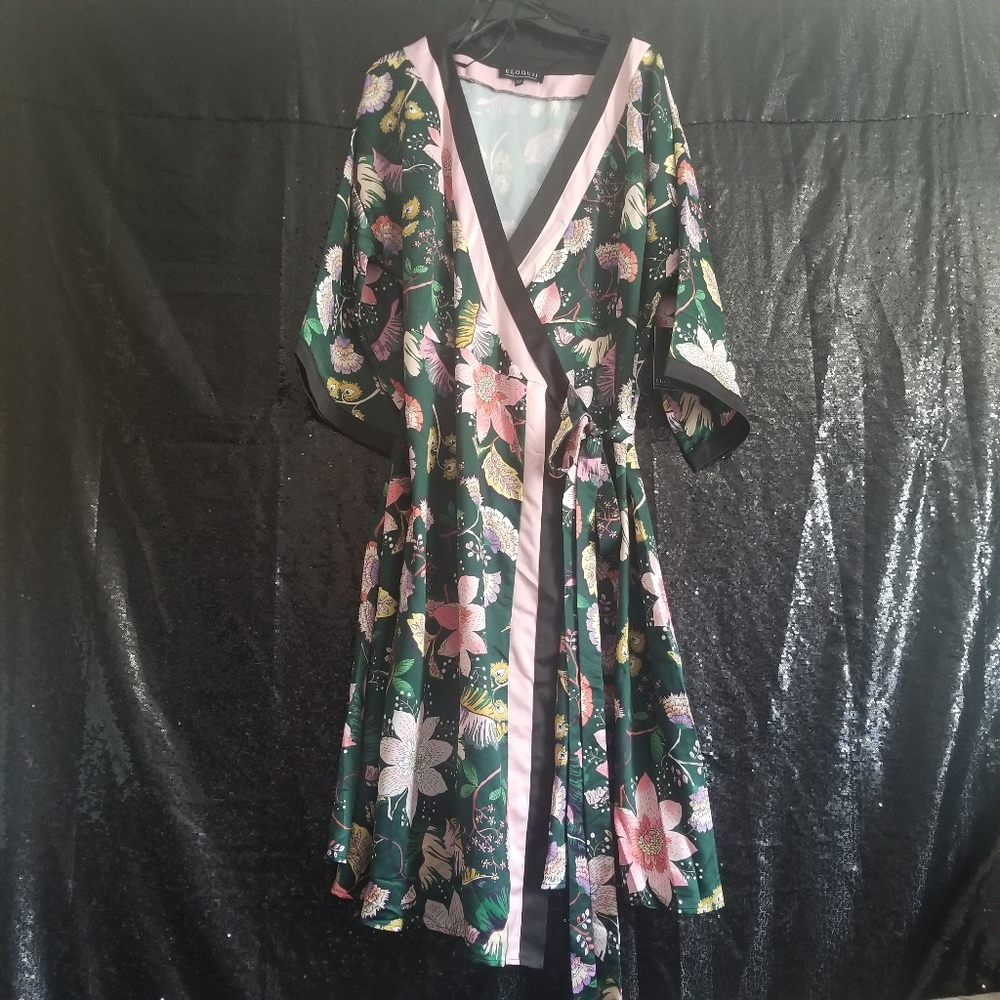 Kimono wrap dress. Eloquii 14/16 green floral print.
